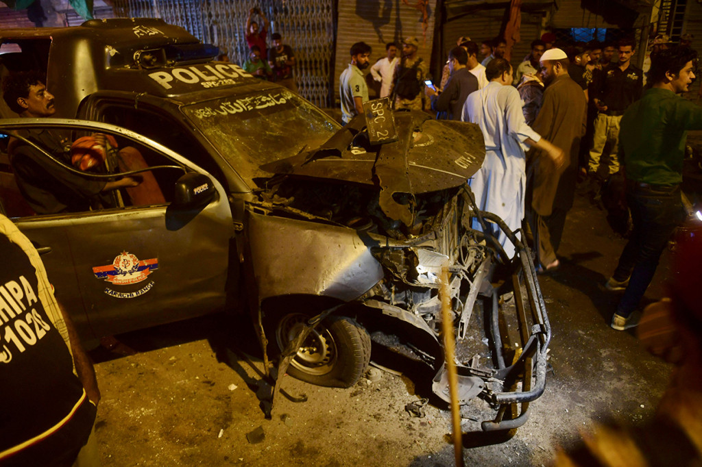 Sebuah bom meledak di dekat mobil polisi di Pakistan, Senin, 16 Mei 2022. Insiden yang diduga menargetkan polisi itu menewaskan seorang wanita.