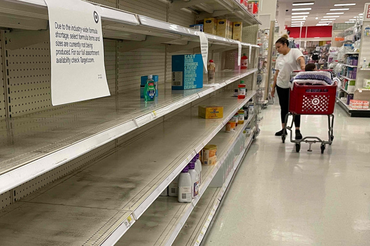 Seorang perempuan berbelanja susu formula bayi di tengah kelangkaan di target Annapolis, Maryland, AS, pada 16 mei 2022.
