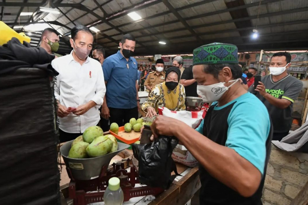 Selepas dari Pasar Cibinong, Presiden beranjak menuju Pasar Gunung Batu dan membagikan bantuan sosial serupa. Presiden juga sempat membeli mangga sebanyak 3 kilogram dari salah satu penjual.