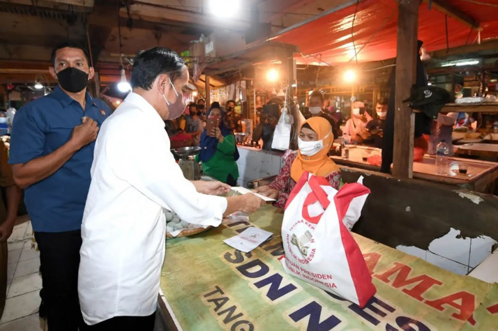 Presiden membagikan sejumlah bantuan sosial (bansos) bagi masyarakat penerima manfaat dan pedagang sekaligus meninjau harga minyak goreng di pasar.
