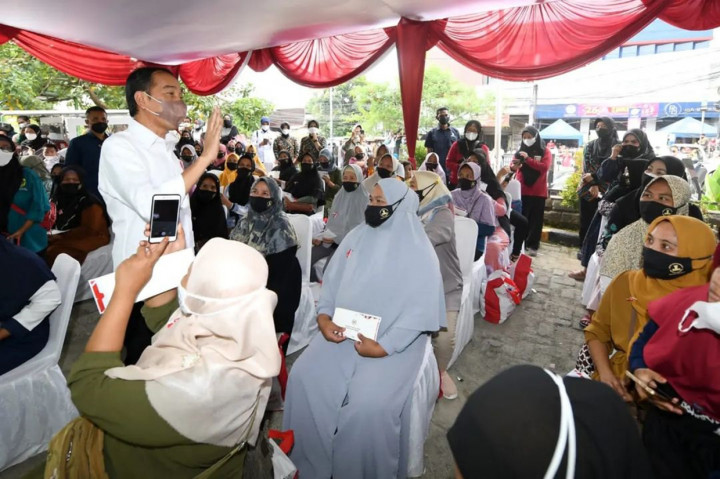Setibanya di Pasar Cibinong, Presiden Jokowi langsung menyapa sejumlah penerima manfaat Program Keluarga Harapan (PKH) dan menyerahkan Bantuan Modal Kerja (BMK) sebesar Rp1,2 juta.