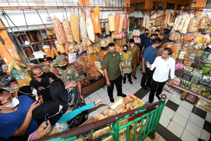 Presiden Joko Widodo (Jokowi) blusukan ke Pasar Cibinong, Kabupaten Bogor, dan Pasar Gunung Batu, Kota Bogor, Selasa, 17 Mei 2022.