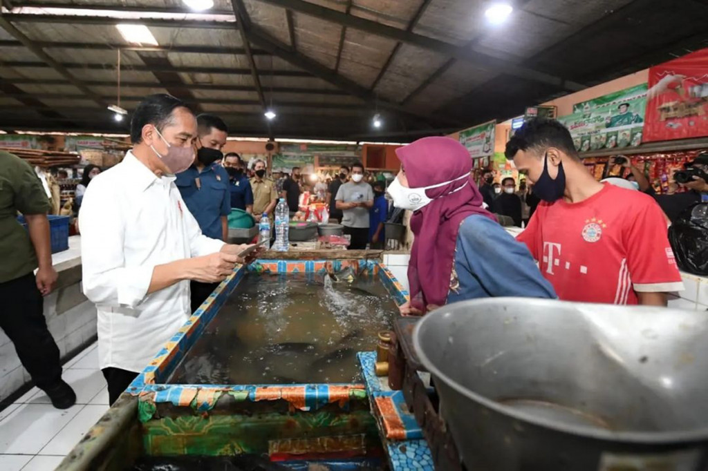 Selain membagikan bansos dan sembako, di kedua pasar tersebut Presiden juga mengecek langsung harga dan ketersediaan minyak goreng. Harga minyak goreng curah terpantau sudah lebih stabil namun bervariasi di beberapa pedagang.