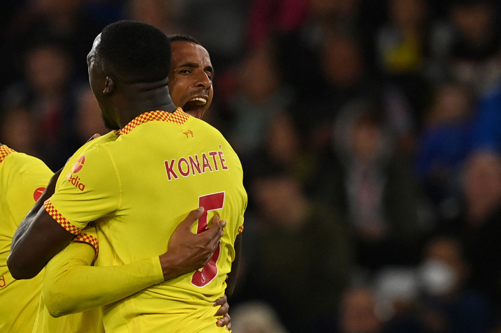 Joel Matip melakukan selebrasi bersama Ibrahima Konate usai menjebol gawang Soton.