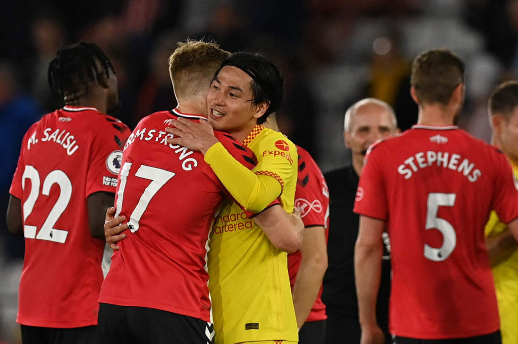 Liverpool berhasil mempertahankan keunggulan dan pada akhirnya, mereka harus puas dengan keunggulan 2-1. Tambahan tiga poin membuat The Reds menempel ketat pemuncak klasemen sementara Liga Premier Inggris League, Manchester City. Liverpool berada di peringkat kedua klasemen dengan 89 poin, tertinggal satu poin dari pemuncak The Citizens. Juara Liga Inggris musim 2021/22 akan ditentukan di pekan terakhir.