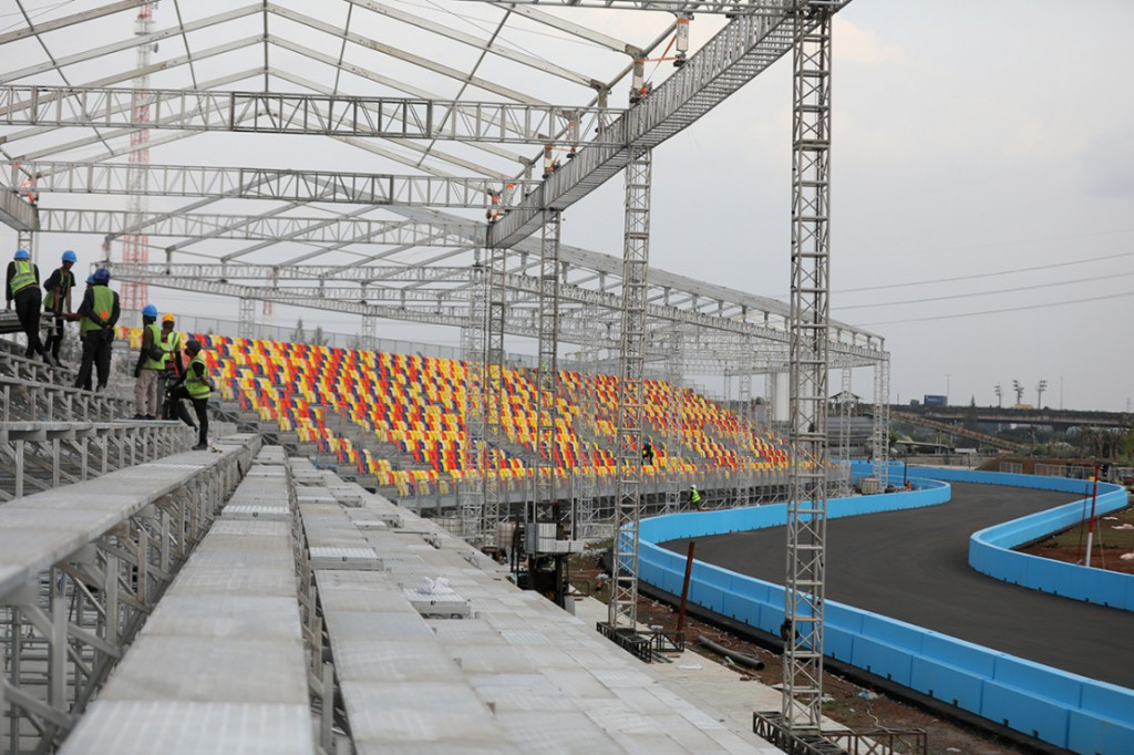 Sejumlah pekerja menyelesaikan pembangunan proyek Jakarta International E-Prix Circuit (JIEC) atau sirkuit Formula E di kawasan Ancol, Jakarta, Selasa, 17 Mei 2022.