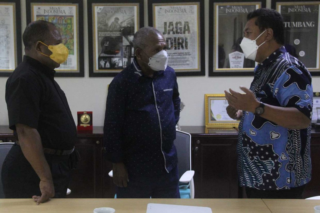 Bupati Jayapura yang juga Ketua Forum Kepala Daerah Wilayah Adat Tabi Prov. Papua Mathius Awoitau bekunjung ke Media Group Network di Kompelk Media Group, Jakarta, Selasa, 17 Mei 2022.