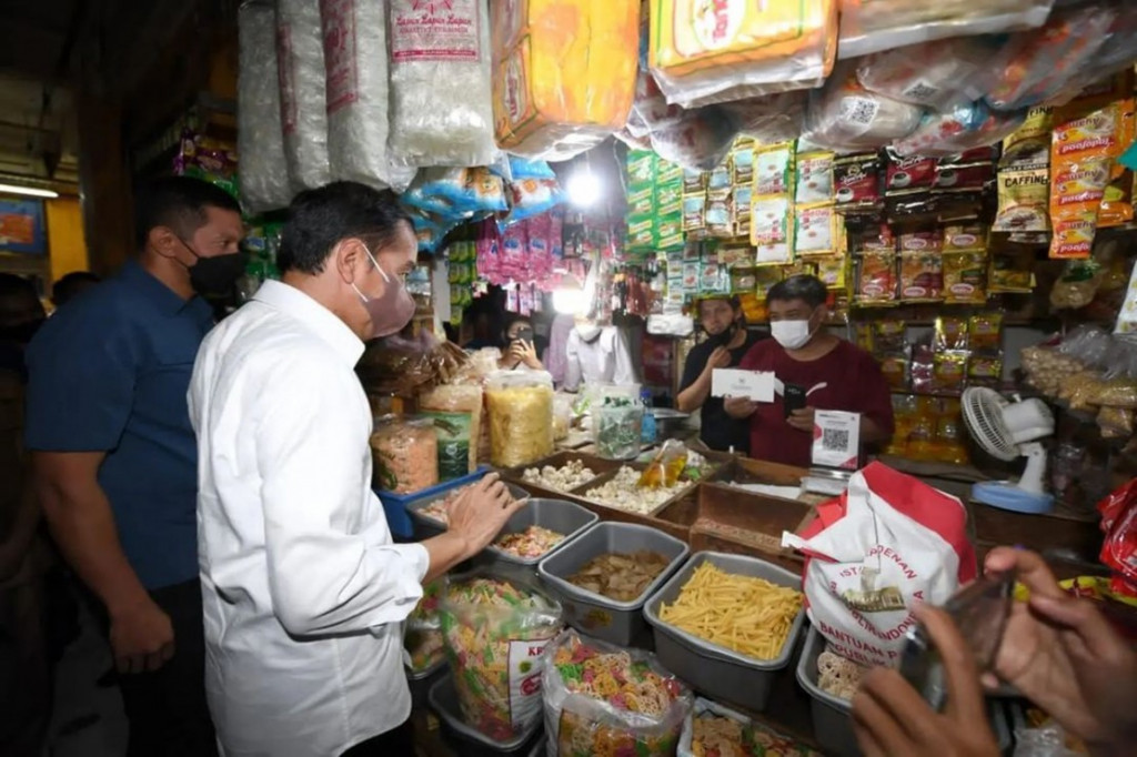 Presiden Joko Widodo (Jokowi) blusukan ke Pasar Cibinong, Kabupaten Bogor, dan Pasar Gunung Batu, Kota Bogor, Selasa, 17 Mei 2022. Presiden membagikan sejumlah bantuan sosial (bansos) bagi masyarakat penerima manfaat dan pedagang sekaligus meninjau harga minyak goreng di pasar.