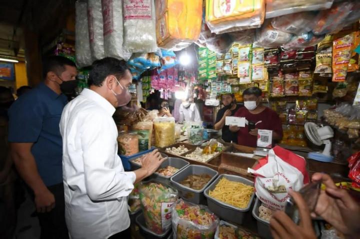 Presiden Joko Widodo (Jokowi) blusukan ke Pasar Cibinong, Kabupaten Bogor, dan Pasar Gunung Batu, Kota Bogor, Selasa, 17 Mei 2022. Presiden membagikan sejumlah bantuan sosial (bansos) bagi masyarakat penerima manfaat dan pedagang sekaligus meninjau harga minyak goreng di pasar.