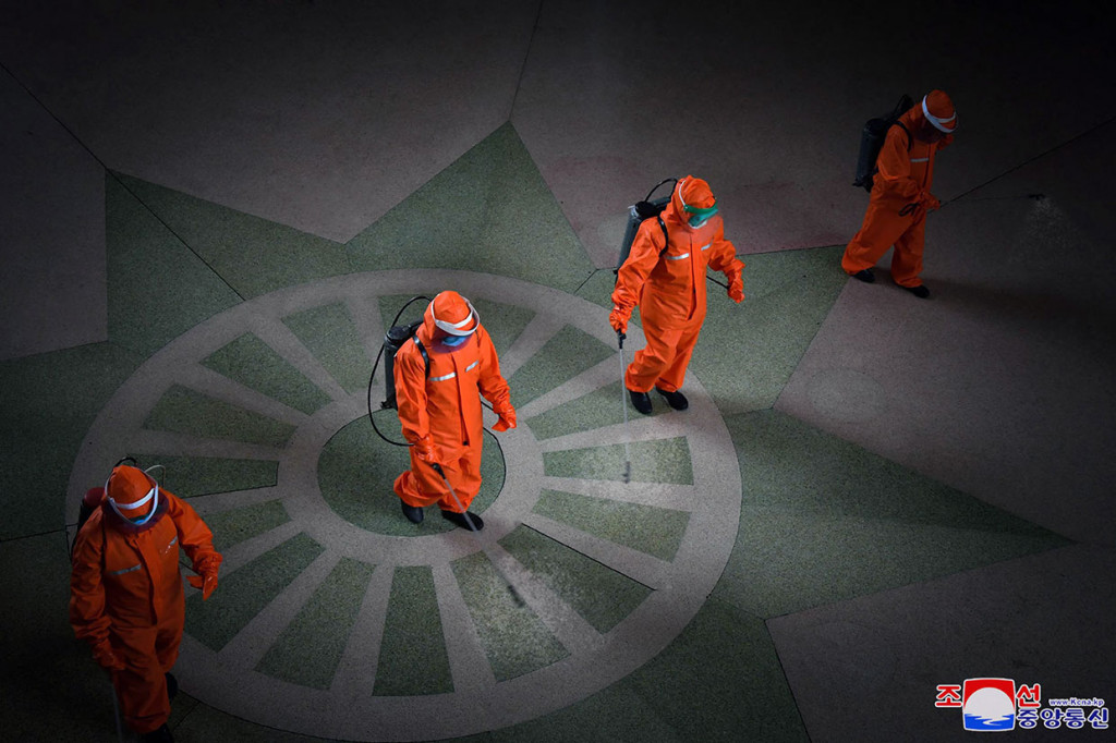 KCNA melaporkan hampir 270.000 orang lebih menderita demam dalam satu hari dan enam orang meninggal dengan jumlah kematian resmi menjadi 56 dan lebih dari 1.483.060 orang atau 5,7% populasi Korea Utara sakit sejak pemantauan dimulai pada akhir April.