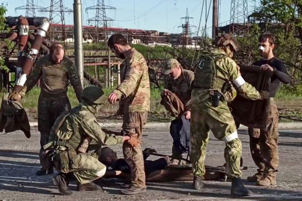 Kementerian Pertahanan Rusia mengatakan 265 tentara Ukraina, termasuk beberapa yang terluka, menyerah dari tempat perlindungan terakhir mereka di pabrik baja Azovstal Mariupol yang terkepung. Para tentara tersebut mulai dievakuasi sejak Senin, 16 Mei 2022.