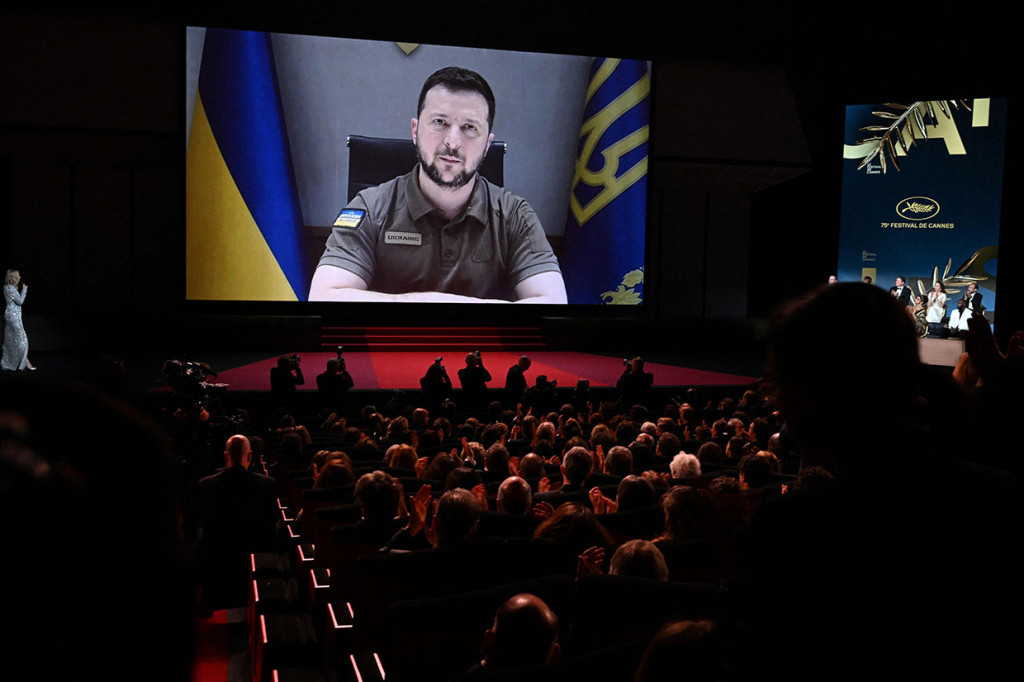 Melalui video yang ditayangkan langsung dari Kyiv, Zelenskiy menyerukan agar dunia perfilman juga berbicara untuk menentang perang.
