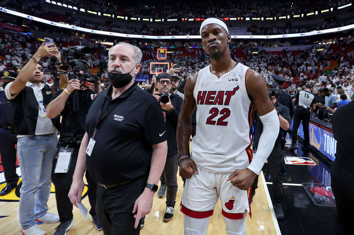 Jimmy Butler melakukan selebrasi usai membawa Miami Heat mengalahkan Boston Celtics di Game 1 Playoff NBA 2022 Final Wilayah Timur di FTX Arena, Rabu, 18 Mei 2022.