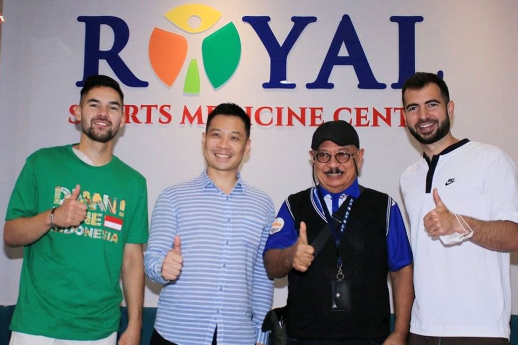 Jordi Amat dan Sandy Walsh menjalani sesi medical check up di salah satu rumah sakit di Jakarta pada Selasa, 17 Mei 2022 siang. Mereka didampingi perwakilan PSSI, yakni Head of Medical, dokter Syarif Alwi.