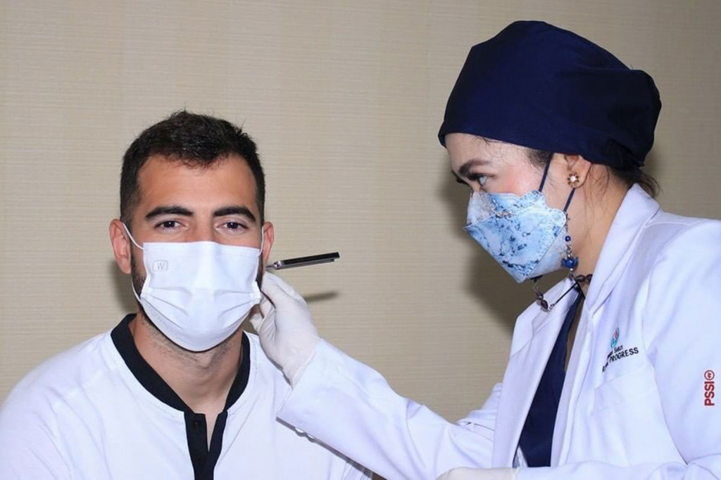 Selama kurang lebih 4 jam, Jordi dan Sandy menjalani serangkaian tes kesehatan untuk mengecek kondisi fisik mereka terkini. Pengecekan kondisi kesehatan menjadi salah satu agenda penting dalam proses naturalisasi yang tengah dijalani keduanya.