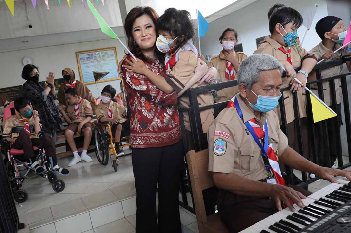 (kiri-kanan) Ketua Yayasan Pembinaan Anak Cacat (YPAC) Jakarta Kumala Insiwi Suryo, Pembina YPAC Jakarta Irin Kartika Wirjoatmodjo dan Wadirut Bank Mandiri Alexandra Askandar mendampingi siswa-siswi YPAC Jakarta saat mencoba bis khusus disabilitas di YPAC Jakarta, Rabu, 18 Mei 2022.