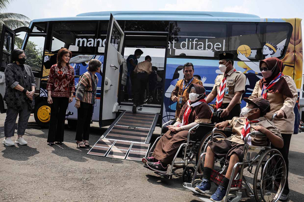 (kiri-kanan) Ketua Yayasan Pembinaan Anak Cacat (YPAC) Jakarta Kumala Insiwi Suryo, Pembina YPAC Jakarta Irin Kartika Wirjoatmodjo dan Wadirut Bank Mandiri Alexandra Askandar mendampingi siswa-siswi YPAC Jakarta saat mencoba bis khusus disabilitas di YPAC Jakarta, Rabu, 18 Mei 2022.