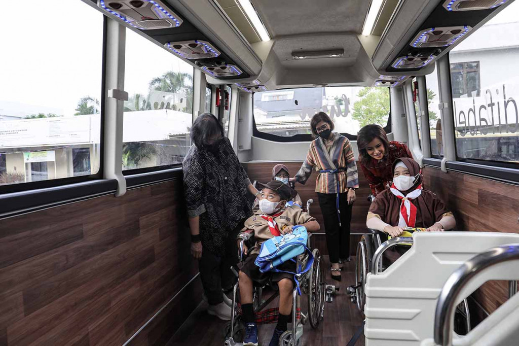 Bank Mandiri melalui program Mandiri Sahabat Difabel menyerahkan bantuan bus disabilitas sebagai sarana penunjang mobilitas bagi siswa-siswi YPAC Jakarta.