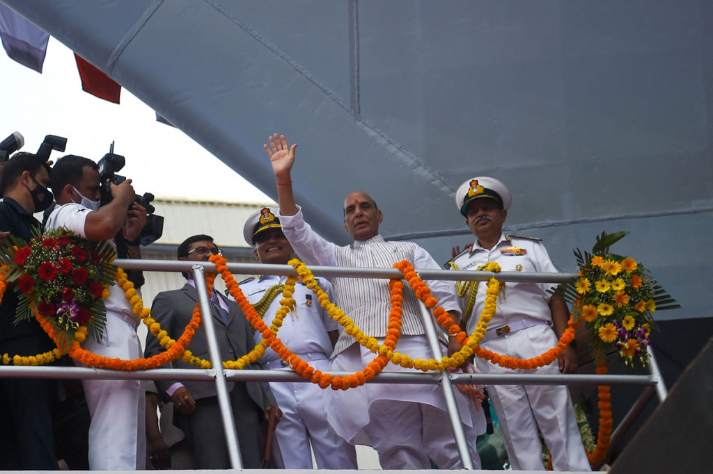 Menteri Pertahanan India Rajnath Singh (tengah) melambai saat upacara peluncuran kapal perang INS Udaygiri di halaman Mazagaon Dock Shipbuilders Limited (MDL), di Mumbai, Selasa, 17 Mei 2022.