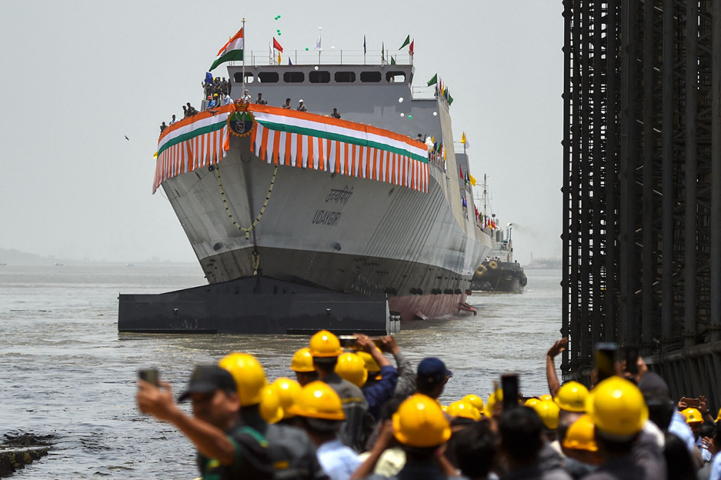 Kapal perang fregat siluman kedua Udaygiri berlayar setelah diluncurkan dari Mazagaon Dock Shipbuilders Limited (MDL), di Mumbai, Selasa, 17 Mei 2022.