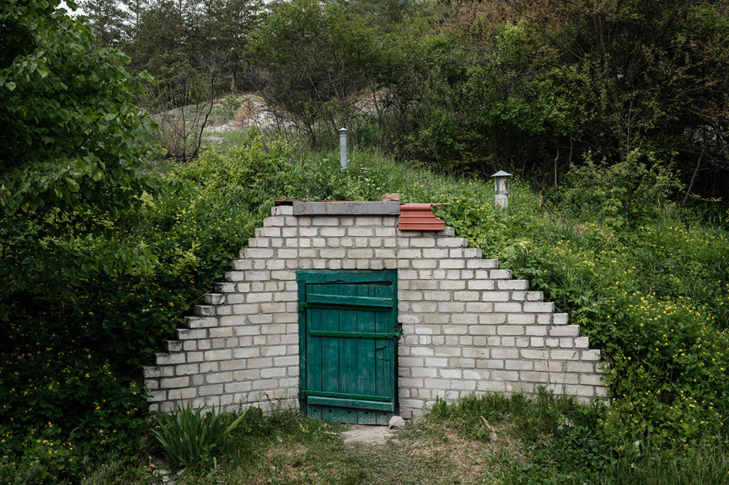 Mereka berdua memilih tinggal dengan membuat tempat perlindungan dari pertempuran tentara Rusia dengan Ukraina.