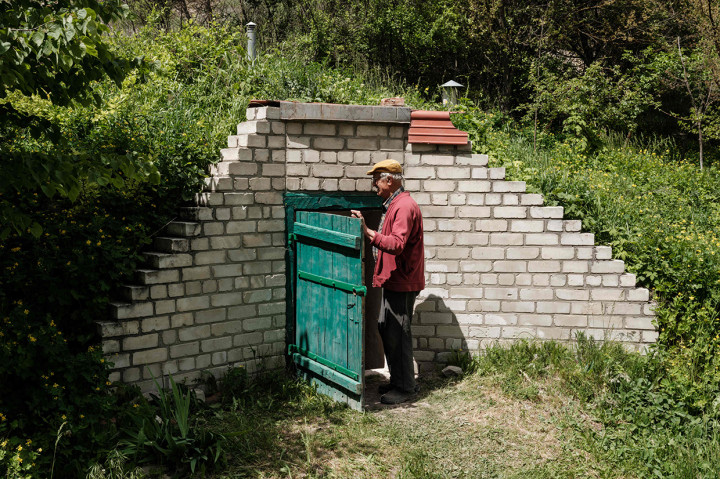 Kakek Oleksiy, salah satu dari sejumlah warga Ukraina yang masih tinggal di Sydorove, memilih bertahan di tanah kelahirannya di hari ke-83 invasi Rusia ke Ukraina. 