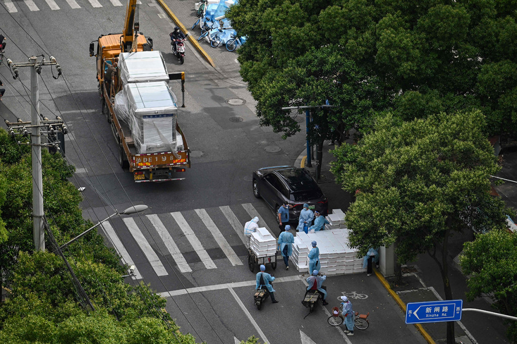Lockdown penuh Shanghai dan pembatasan Covid-19 pada ratusan juta konsumen dan pekerja di lusinan kota lain telah merugikan penjualan ritel, produksi industri, dan lapangan kerja, menambah kekhawatiran ekonomi dapat menyusut pada kuartal kedua.