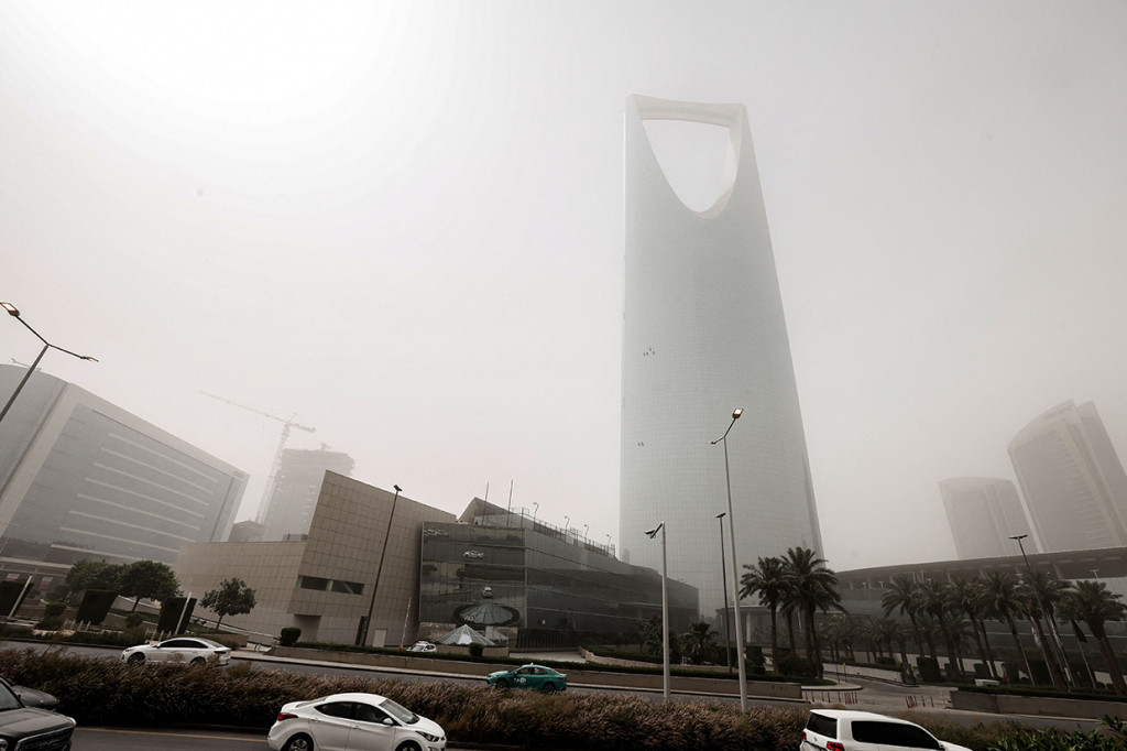 Badai pasir melanda ibu kota Arab Saudi, Riyadh, dan sejumlah wilayah lain di negara tersebut.