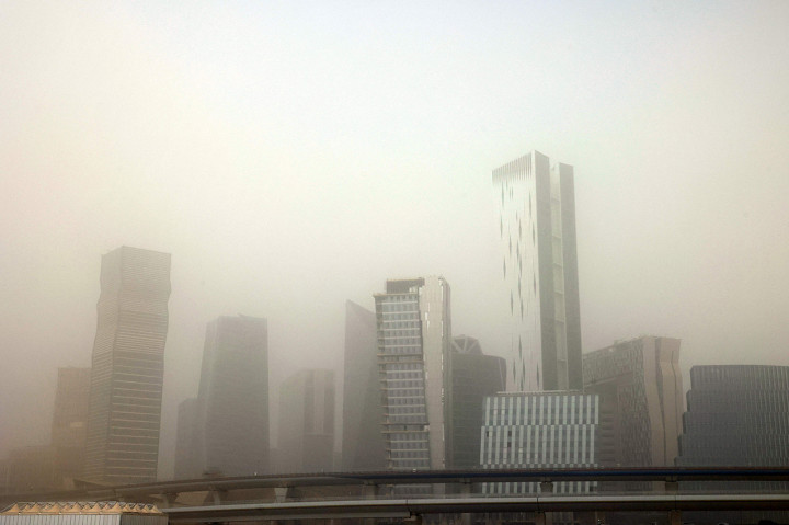 Kabut pasir pekat membuat gedung-gedung ikonik di Riyadh termasuk Pusat Kerajaan hampir mustahil dilihat dari jarak lebih dari beberapa ratus meter. Meski cuaca buruk, pihak berwenang tidak menerapkan pembatalan atau penundaan penerbangan.