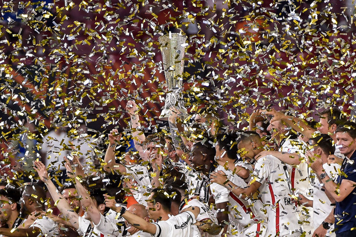 Para pemain Eintracht Frankfurt melakukan selebrasi usai menjadi juara Liga Europa 2021/2022, Kamis, 19 Mei 2022 dini hari WIB.