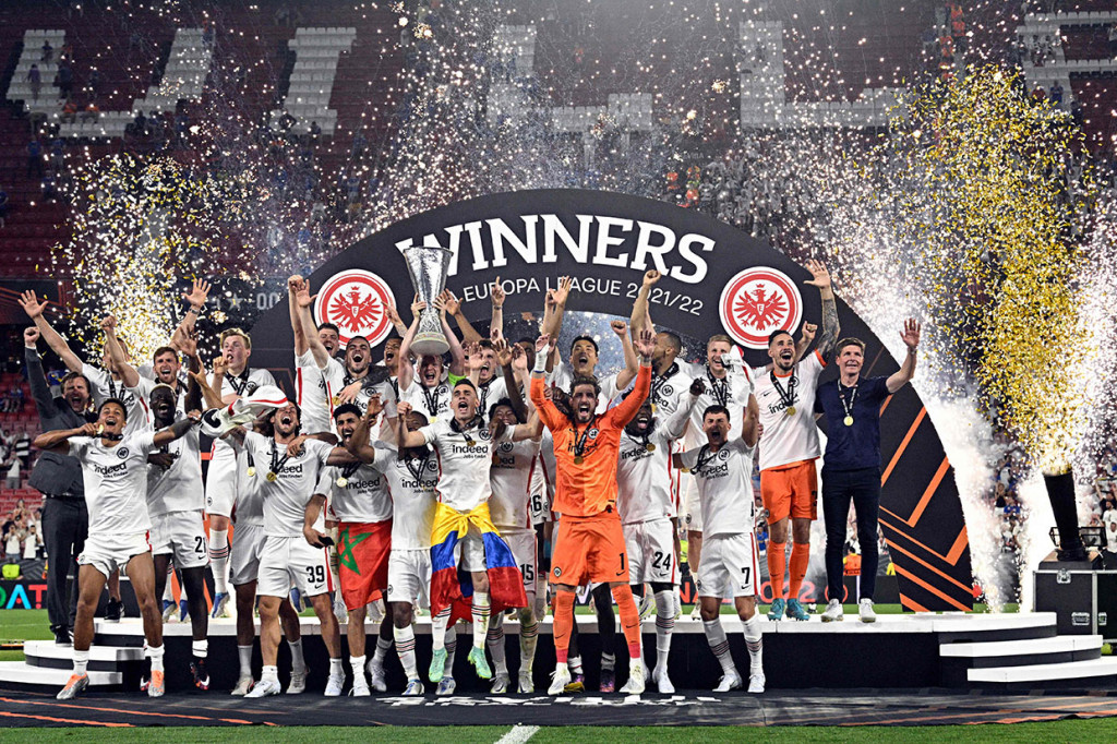 Eintracht Frankfurt berhasil menjadi juara Liga Europa 2021/2022 setelah menang adu penalti 5-4 atas Rangers. Kedua tim sebelumnya bermain imbang 1-1 selama 120 menit di partai final yang digelar di Ramon Sanchez Pizjuan.