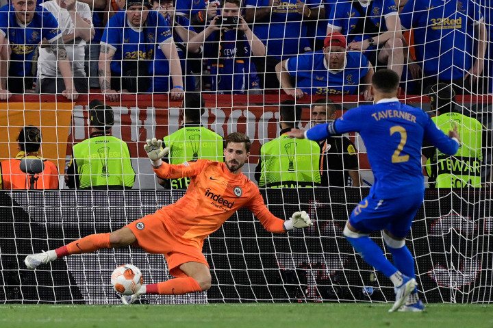 Adu penalti menjadi penentu gelar juara setelah sampai babak tambahan usai gol pembeda kedua tim tak kujung tercipta. James Tavernier, Steven Davis dan Scott Arfield semuanya mencetak gol untuk Rangers, begitu pula dengan pemain Frankfurt, Christopher Lenz, Ajdin Hrustic, dan Kamada.