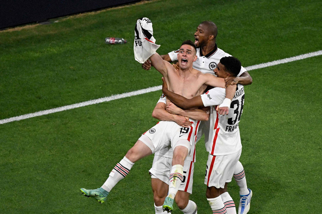 Rafael Borre menjadi penentu kemenangan Franfurt dalam adu penalti ini.