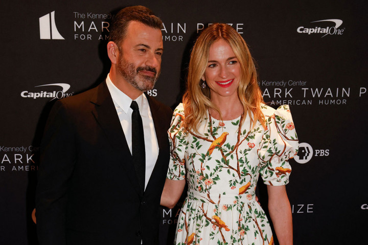 Kimmel, sebagaimana dikutip dari People pada Kamis, mengungkapkan bahwa dia positif covid-19 pada Senin, 2 Mei lalu. Komedian Mike Birbiglia kemudian menggantikannya di acara Jimmy Kimmel Live!. Kimmel pulih dengan cepat. Tak lama setelah itu, dia kembali tampil di Jimmy Kimmel Live! episode 9 Mei.