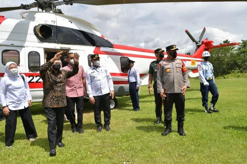 Helikopter Super Puma yang ditumpangi oleh Wapres Ma'ruf Amin mendarat di lapangan Desa Wawoluri, Kecamatan Motui, Kabupaten Konawe Utara, sekitar pukul 12.40 WITA.