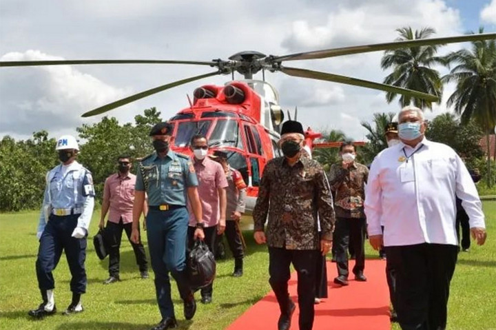Ma'ruf bersama rombongan menggunakan mobil untuk menuju ke Kawasan Industri Nusantara Industri Sejati di Desa Ranombupulu, Kecamatan Motui, untuk melakukan peletakan batu pertama, 
