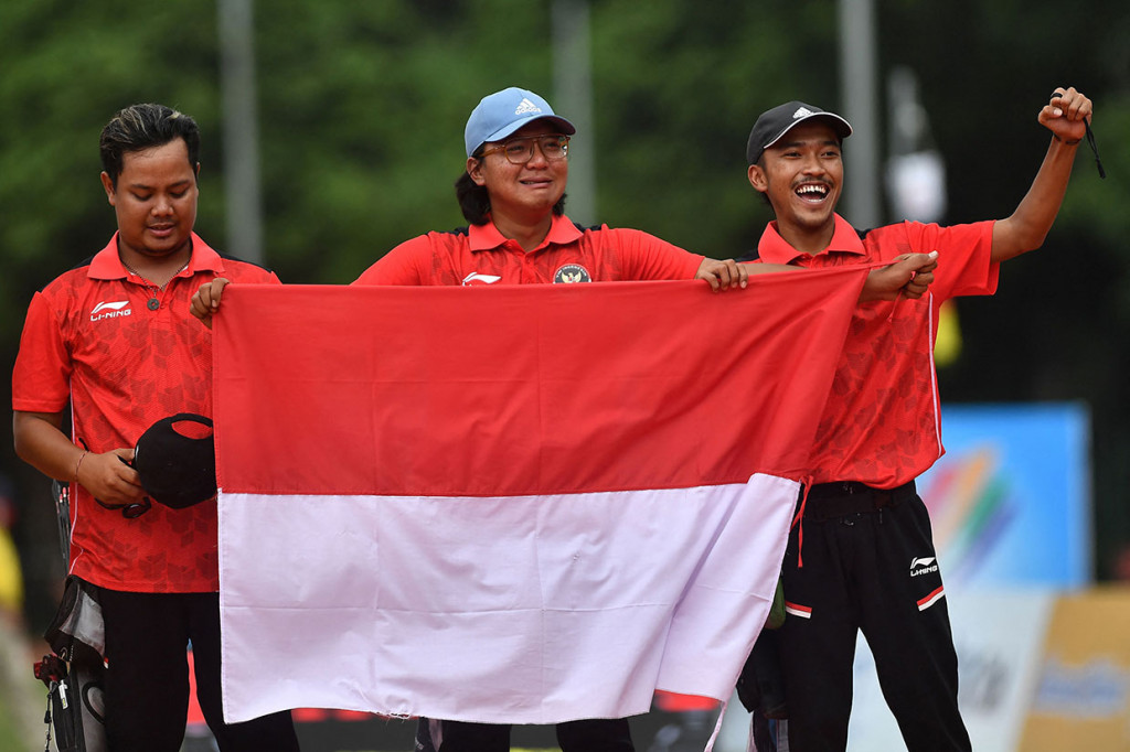 Adika Deki Hastian, Pratama Hendika Putra, serta Wisnu Prima Wardhana meluapkan kegembiraan usai menyumbang emas kelima cabang panahan bagi kontingen Indonesia di ajang Sea Games 2021 Vietnam, Kamis, 19 Mei 2022.