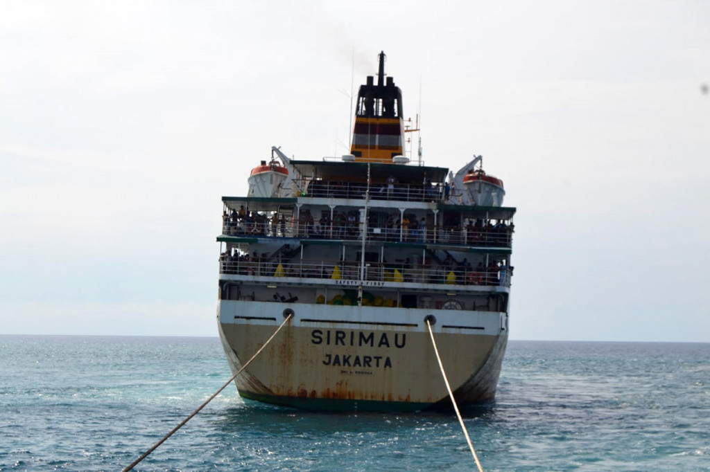 KM Sirimau, kapal penumpang yang dioperasikan PT Pelayaran Nasional Indonesia atau PT PELNI (Persero), telah lepas kandas atau ditarik dari lokasi kandas pada Kamis, 19 Mei 2022. KM Sirimau kandas di Pulau Ipet, Perairan Lewoleba pada Selasa, 17 Mei 2022 lalu.