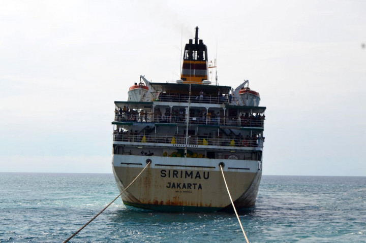 KM Sirimau, kapal penumpang yang dioperasikan PT Pelayaran Nasional Indonesia atau PT PELNI (Persero), telah lepas kandas atau ditarik dari lokasi kandas pada Kamis, 19 Mei 2022. KM Sirimau kandas di Pulau Ipet, Perairan Lewoleba pada Selasa, 17 Mei 2022 lalu.