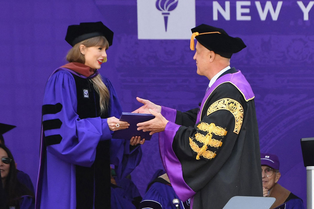 Penyanyi dan penulis lagu Taylor Swift menerima gelar kehormatan seni rupa dari New York University, di Yankee Stadium, New York City, Rabu, 18 Mei 2022 waktu setempat.