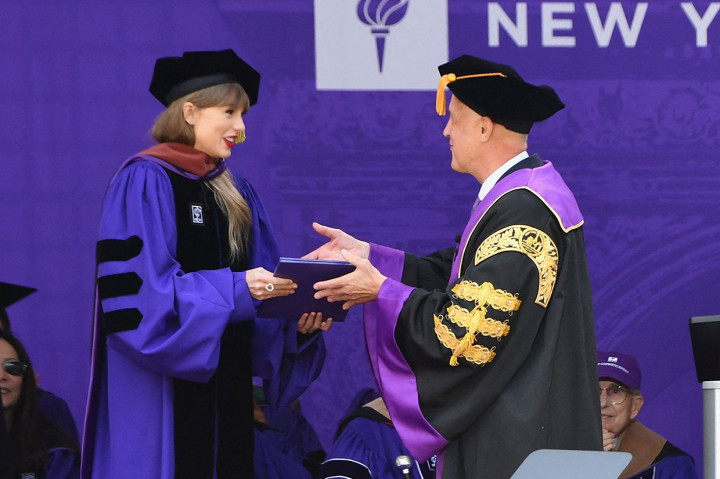 Penyanyi dan penulis lagu Taylor Swift menerima gelar kehormatan seni rupa dari New York University, di Yankee Stadium, New York City, Rabu, 18 Mei 2022 waktu setempat.