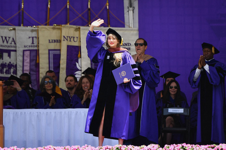 Ini adalah gelar sarjana pertama untuk Swift yang tampil dalam berbagai konser saat duduk di bangku SMA.