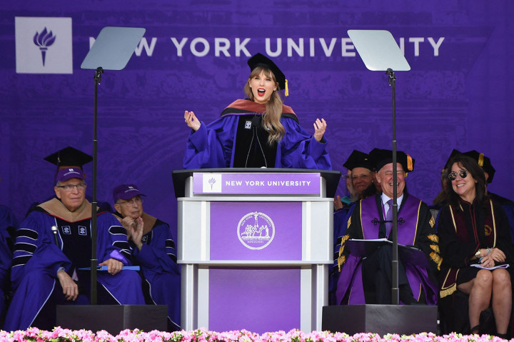 Pemenang Grammy itu adalah satu dari tiga penerima gelar kehormatan dari universitas tersebut. NYU menawarkan mata kuliah tentang Taylor Swift, termasuk evolusinya sebagai pengusaha musik kreatif.