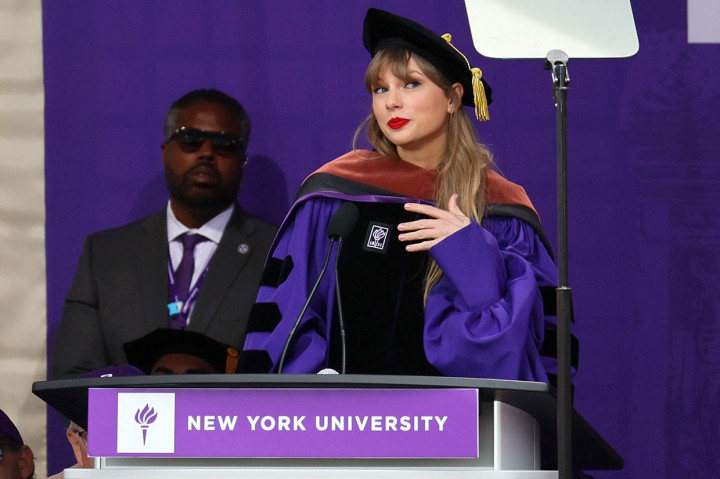 Swift memulai karier pada usia 15 tahun. Kala itu, dia sudah menjalani tur radio di berbagai kota di Amerika. Dalam perkembangannya, Swift menjadi salah satu penyanyi terbesar di Amerika hari ini.