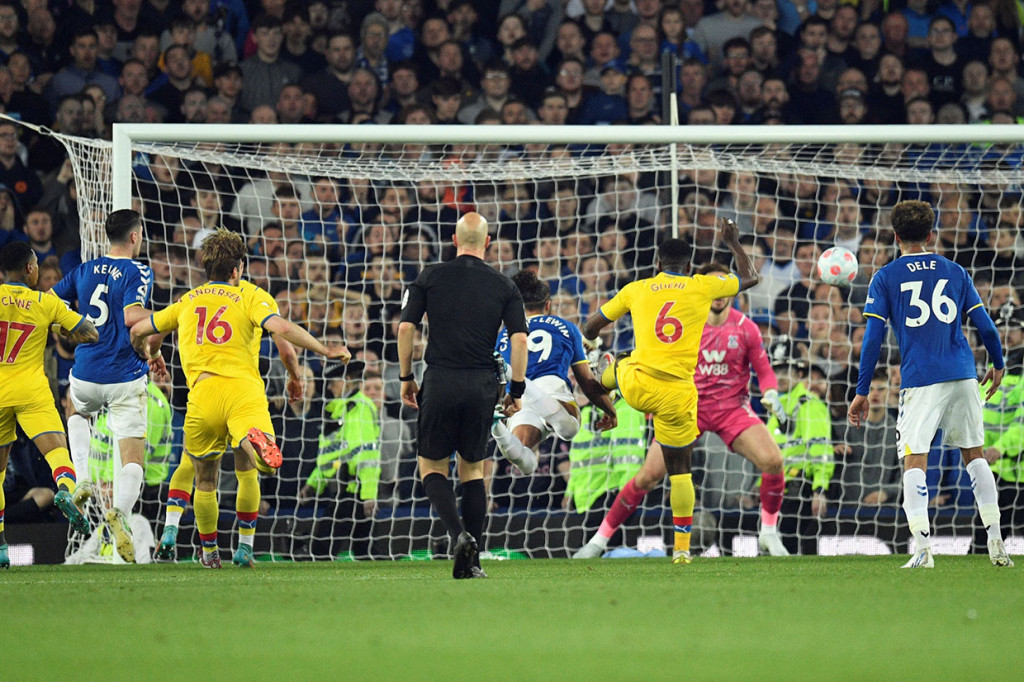Calvert-Lewin yang terpinggirkan karena cedera menciptakan gol lewat sundulan menyambut tendangan bebas Demarai Gray, yang sontak disambut meriah oleh pendukung tuan rumah.