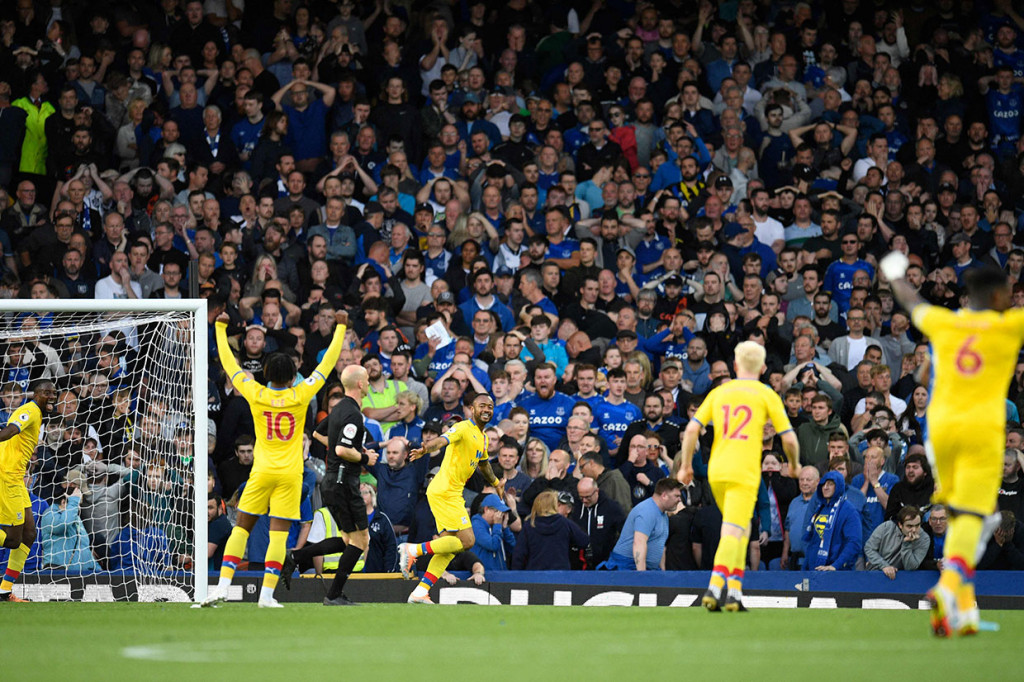 Tim tamu kemudian menggandakan keunggulan pada menit ke-36 lewat Jordan Ayew. Skor 2-0 untuk Palace bertahan hingga jeda.