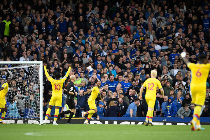 Tim tamu kemudian menggandakan keunggulan pada menit ke-36 lewat Jordan Ayew. Skor 2-0 untuk Palace bertahan hingga jeda.