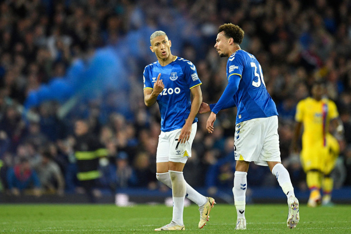 Pada menit ke-75 tuan rumah kemudian berhasil menyamakan kedudukan lewat Richarlison, sebelum Calvert-Lewin mencetak gol penentu kemenangan 10 menit kemudian.