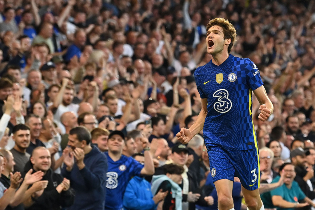 Alonso melakukan selebrasi usai menjebol gawang Leicester.