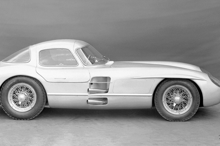 Sebuah Mercedes-Benz 1955, salah satu dari hanya dua dari jenisnya, laku terjual dalam lelang awal bulan ini dengan harga 135 juta euro (USD143 juta, setara Rp2,094 triliun), menjadikannya mobil termahal yang pernah dijual.